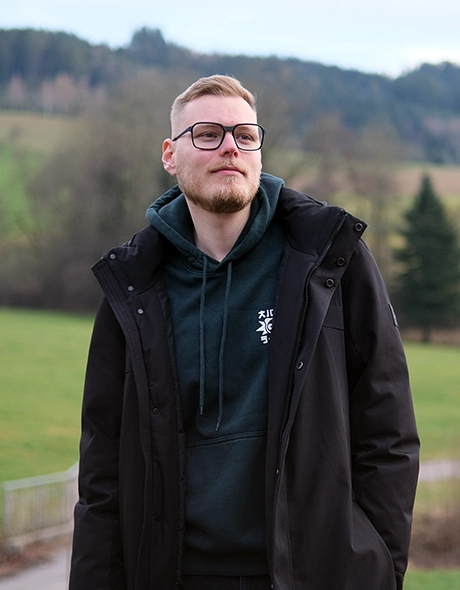 Justin Hartwig Portrait mit Wald im Hintergrund