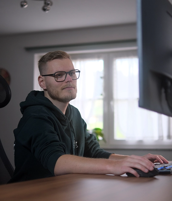 Justin Hartwig arbeitet an Computer