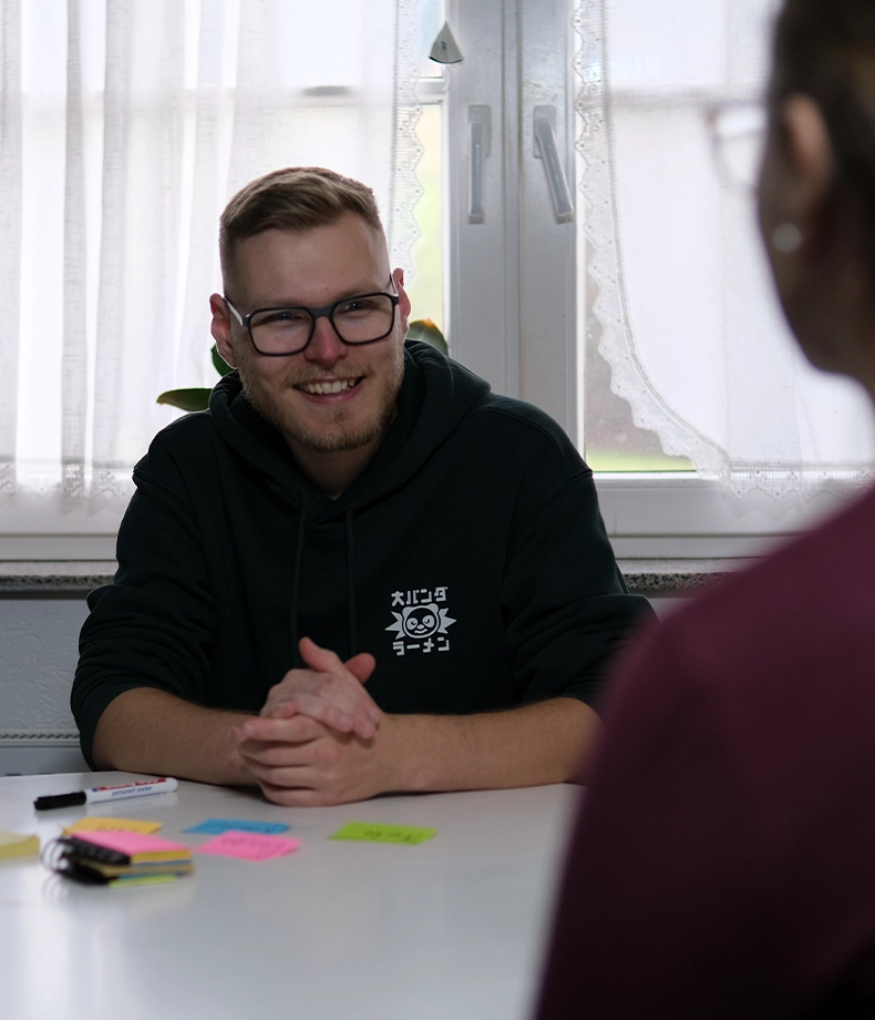 Justin Hartwig berät Kunde
