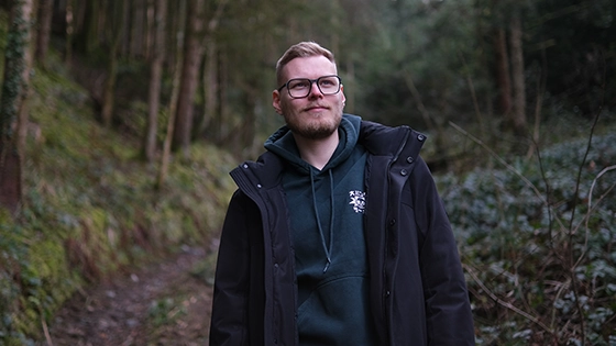 Justin Hartwig laüft durch Wald